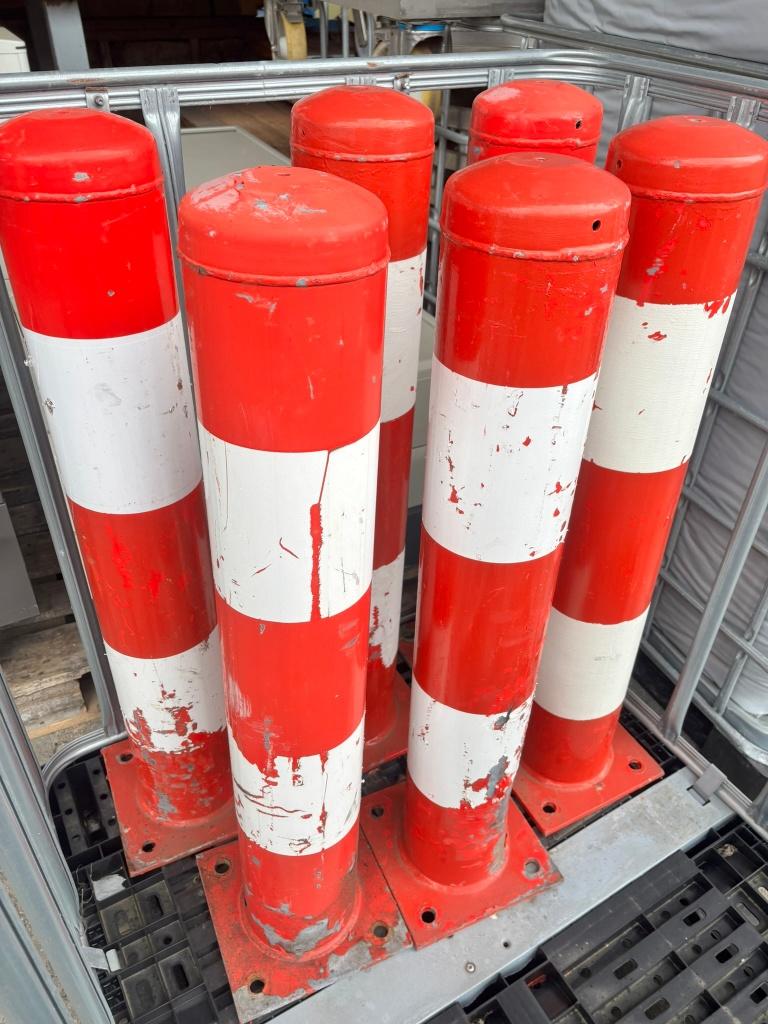 Stalen afzetpaal rood/wit met voetplaat – 6 st. beschikbaar, Doe-het-zelf en Verbouw, Metalen, Ophalen, Gebruikt, IJzer