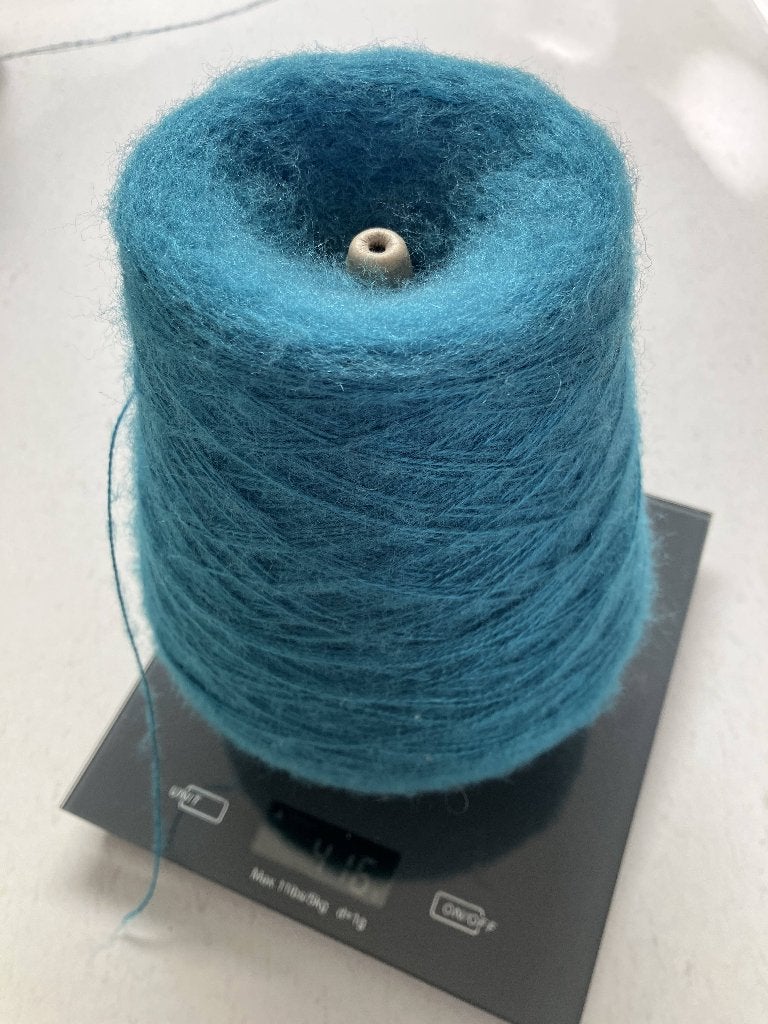 blauw, zacht garen 400 gram, acryl/wol mix op cone, Hobby en Vrije tijd, Ophalen of Verzenden, Nieuw, Breien of Haken, Wol of Garen