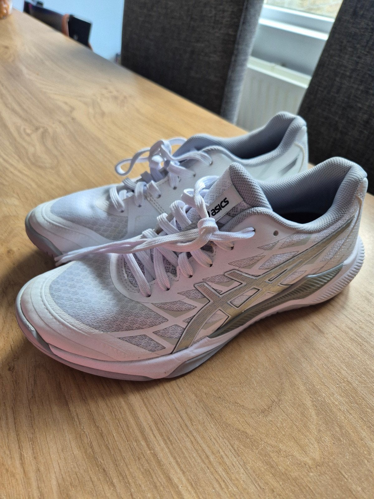 Asics zaalschoenen maat 39,5, Ophalen, Zo goed als nieuw