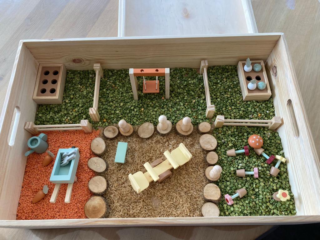 Houten sensorische speelbak met accessoires, Ophalen, Zo goed als nieuw, Poppenhuis