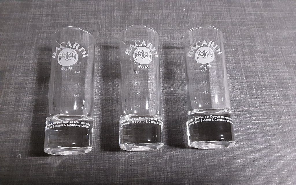 BACARDI rum glaasjes, witte logo, 3 stuks (#21), Verzamelen, Ophalen of Verzenden, Zo goed als nieuw, Borrel- of Shotglas