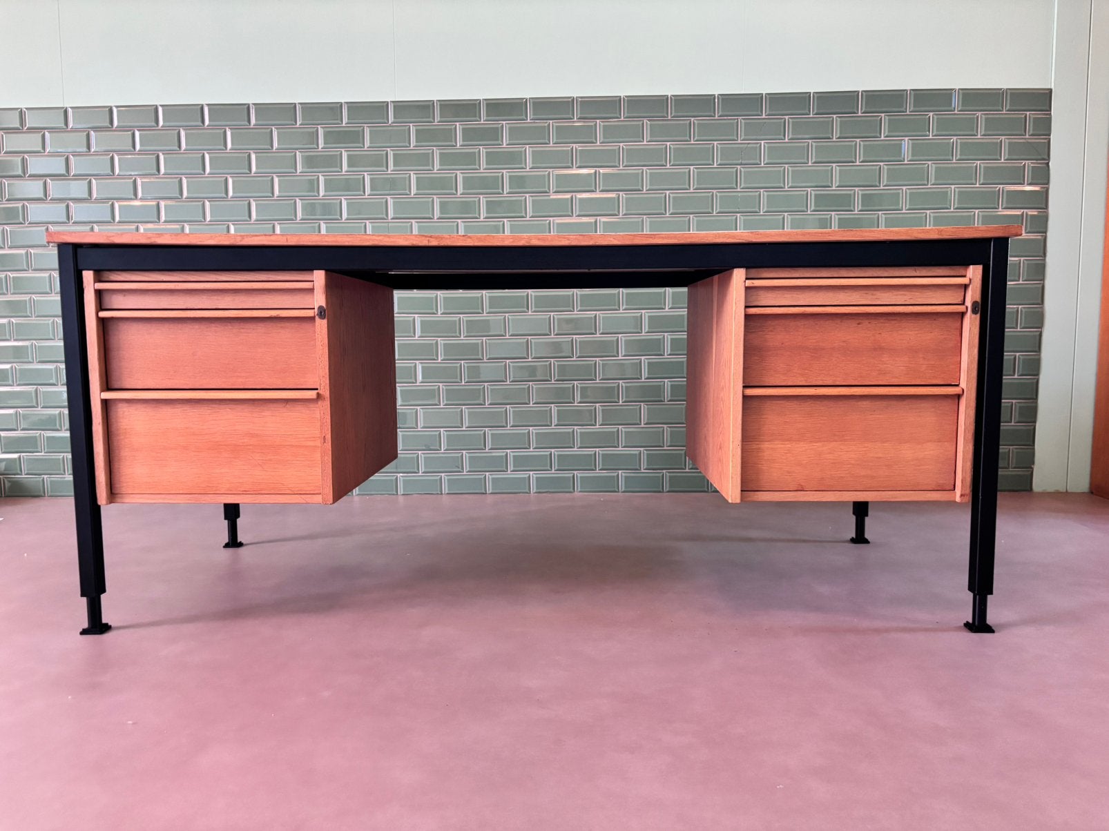 Vintage bureau, eiken fineer zwart staal, Huis en Inrichting, Bureaus, Ophalen, Hout, 168 cm, Gebruikt