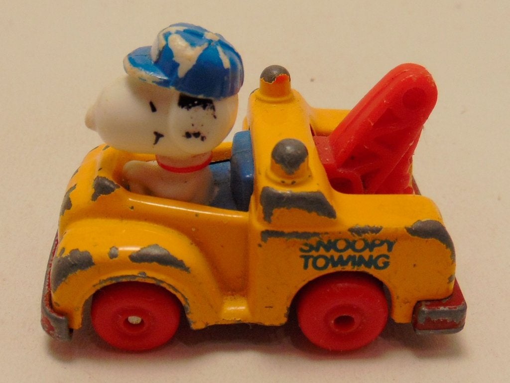 Snoopy in een takelwagen geel 6x4cm, Ophalen of Verzenden, Gebruikt, Auto