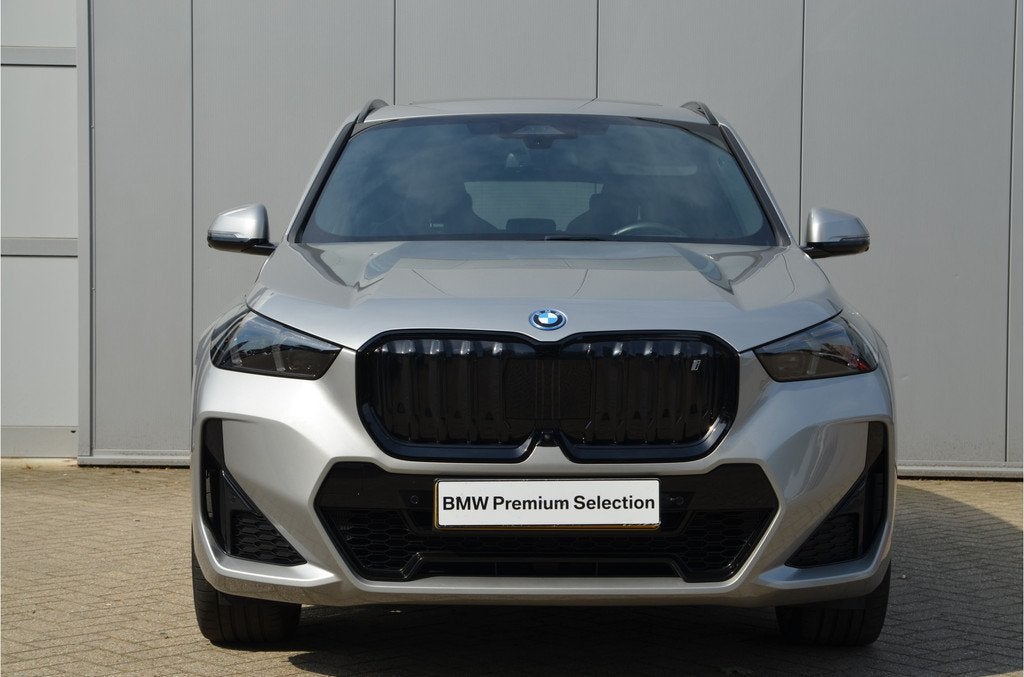 BMW iX1 xDrive30 M Sport / Panoramadak / Trekhaak / Adaptiev, Gebruikt, Zwart, Met garantie (alle), 24 min