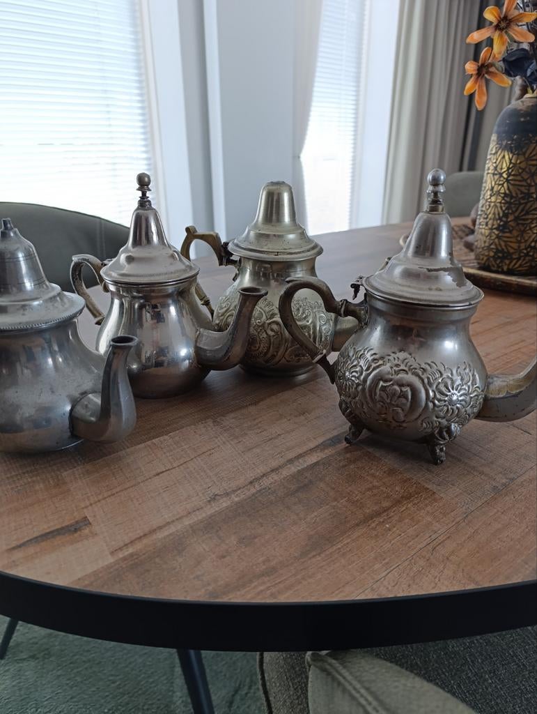 Vier vintage theepotten, Ophalen