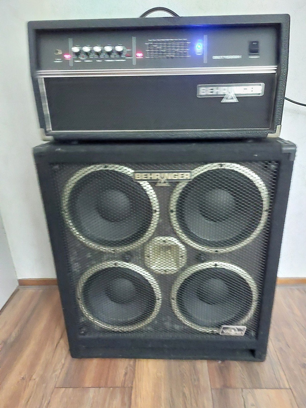 Behringer Ultrabass BVT4500H basversterker met 4x10 cab, Ophalen, 100 watt of meer