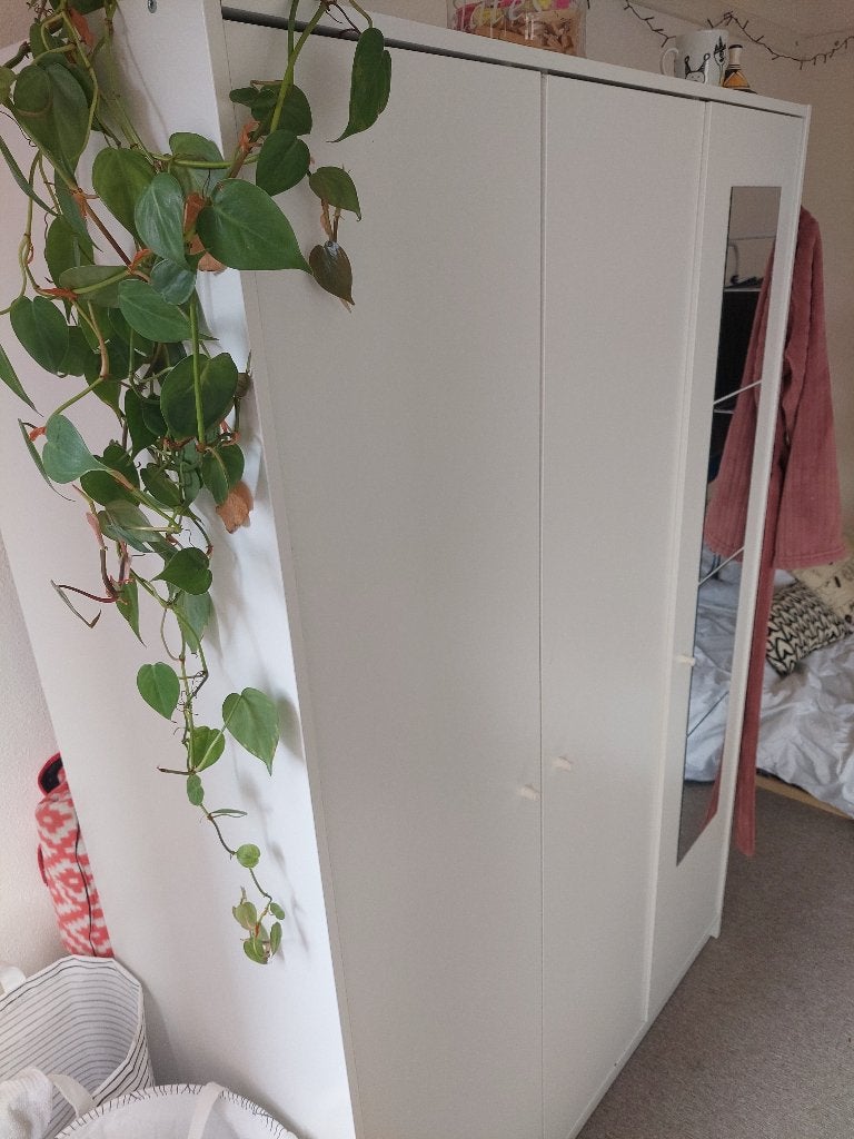Foto 2 van IKEA KLEPPSTAD kledingkast met plakspiegels