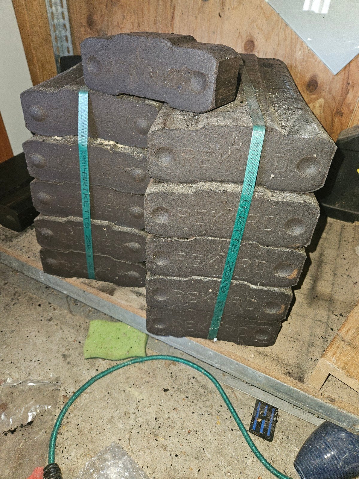 Briketten voor kachel of vuurkorf, Tuin en Terras, Haardhout, Minder dan 3 m³, Ophalen of Verzenden, Overige houtsoorten, Blokken