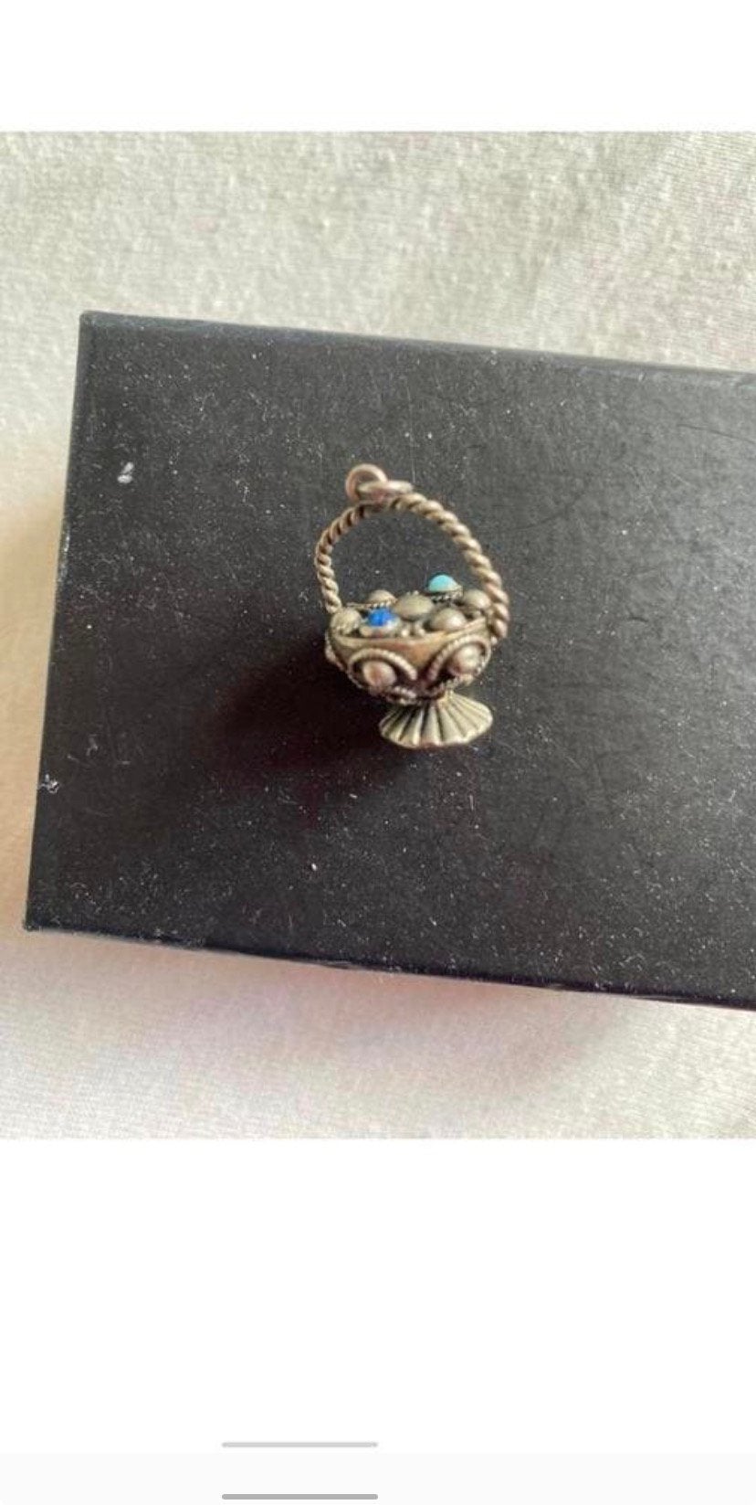 Antieke zilveren bedel kettinghanger mandje met hengsel, Ophalen of Verzenden