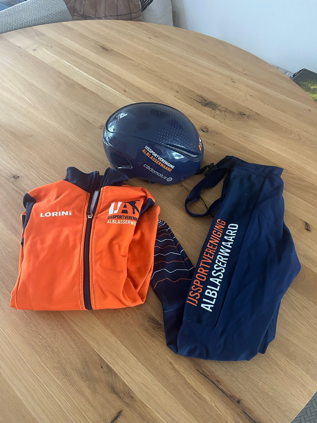 Schaatspak en helm IJsvereniging Alblasserwaard, Overige typen, Oranje, Ophalen of Verzenden, Maat 34 (XS) of kleiner