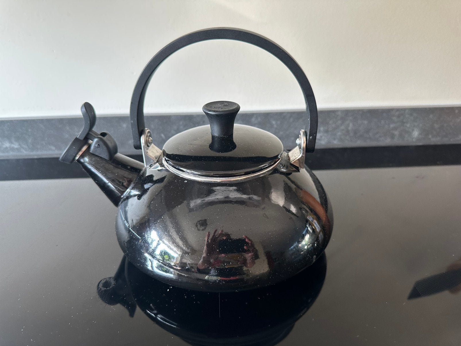 Le Creuset fluitketel model ‘Zen’ zwart., Geschikt voor inductie, Ophalen of Verzenden, Zo goed als nieuw