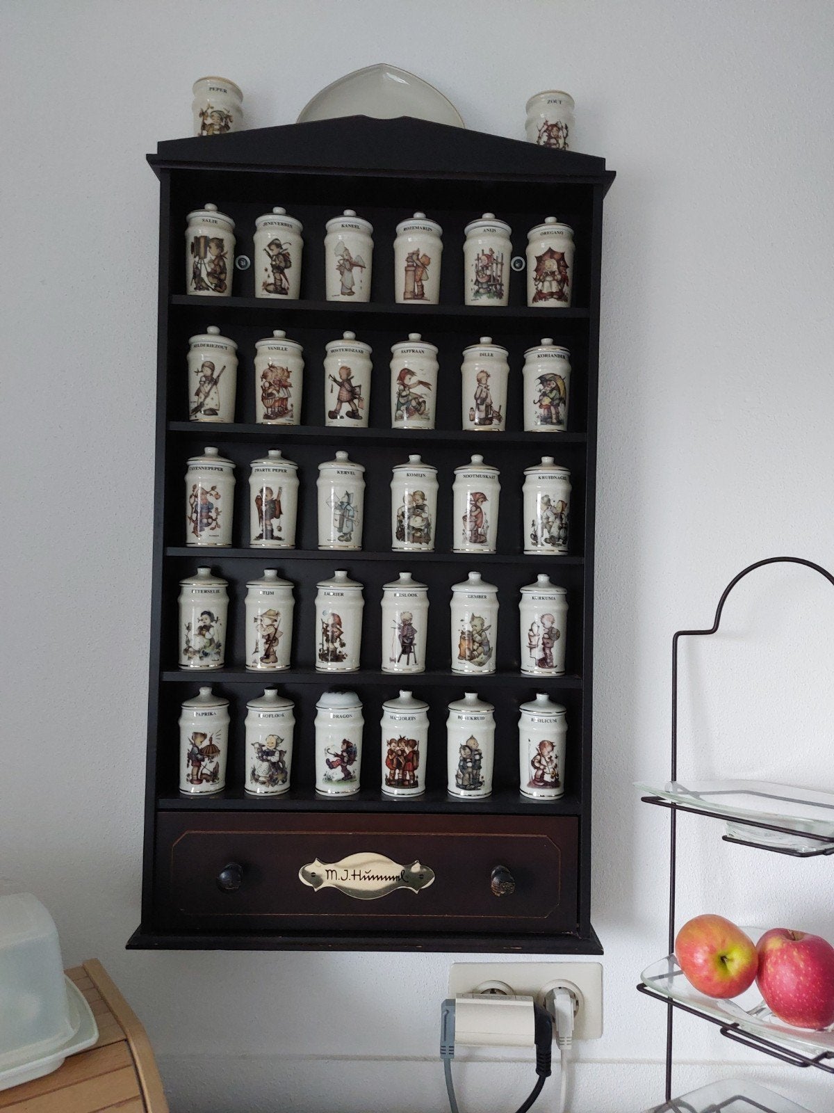 collectie hummel kruidenrek bekers etc

GRAAG SERIEUZE BIEDI, Ophalen of Verzenden, Hout