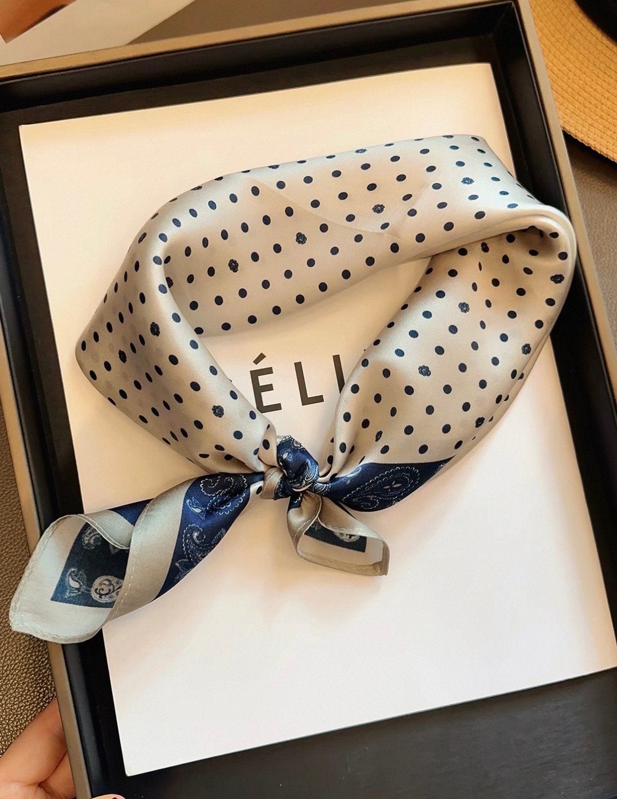 Beige zijden sjaal met polkadots - 53x53cm, Kleding | Dames, Verzenden, Nieuw, Sjaal