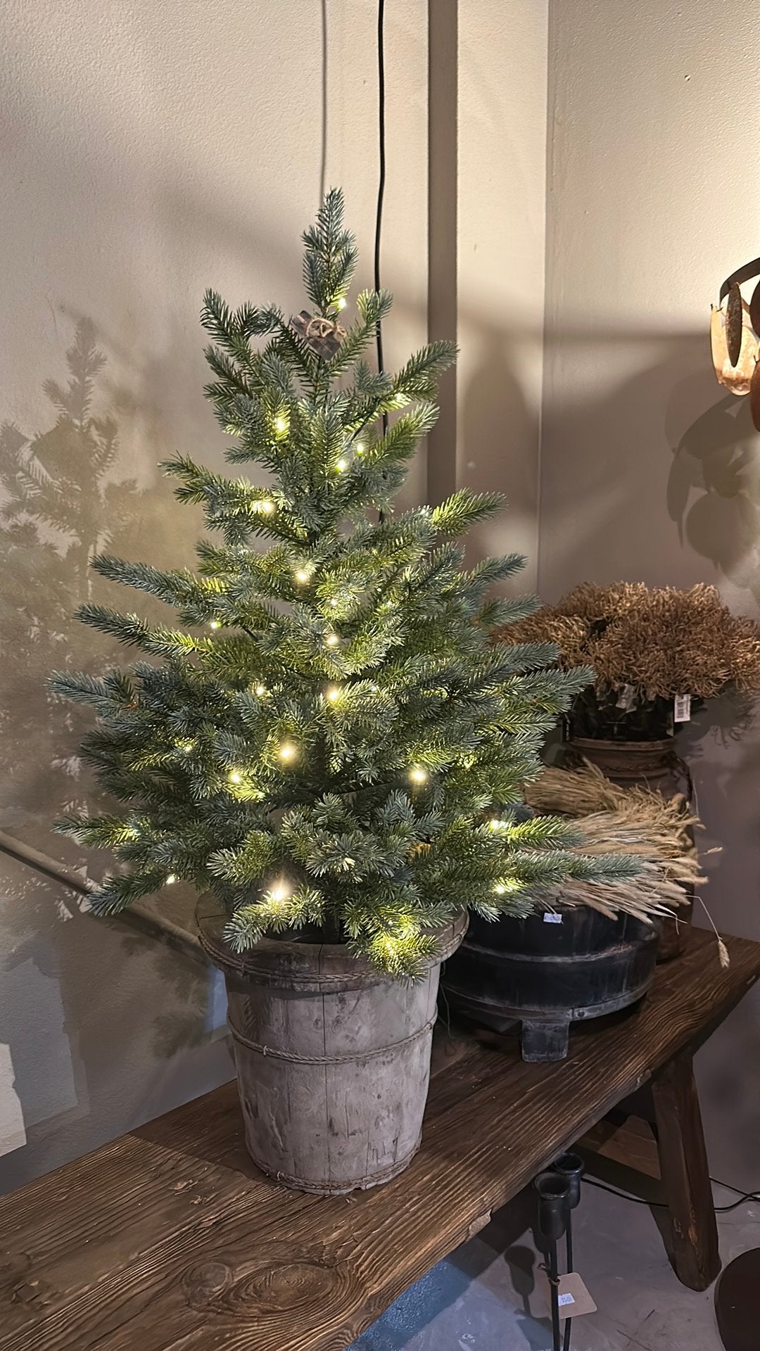 Kunst kerstboompje in hoge olijfbak met led, Ophalen of Verzenden