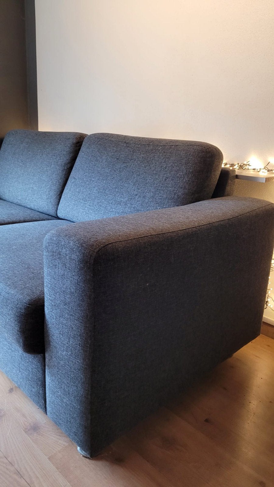 Grijze tweepersoonsbank met houten achterrand, Huis en Inrichting, Banken | Bankstellen, Ophalen, Gebruikt, 150 tot 200 cm, Tweepersoons
