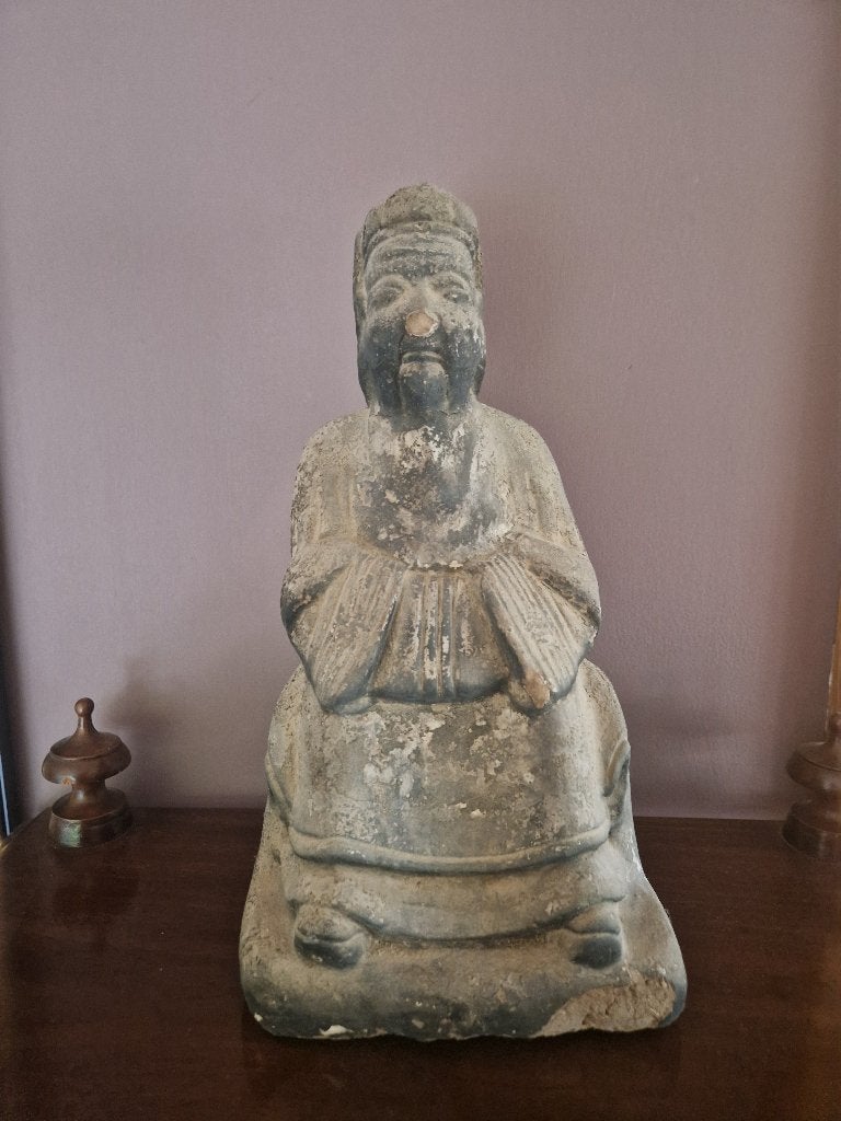 Chinees zittend voorouderfiguur, ca. 1800, Steen/keramiek, Handgemaakt, Grijs, Ophalen of Verzenden
