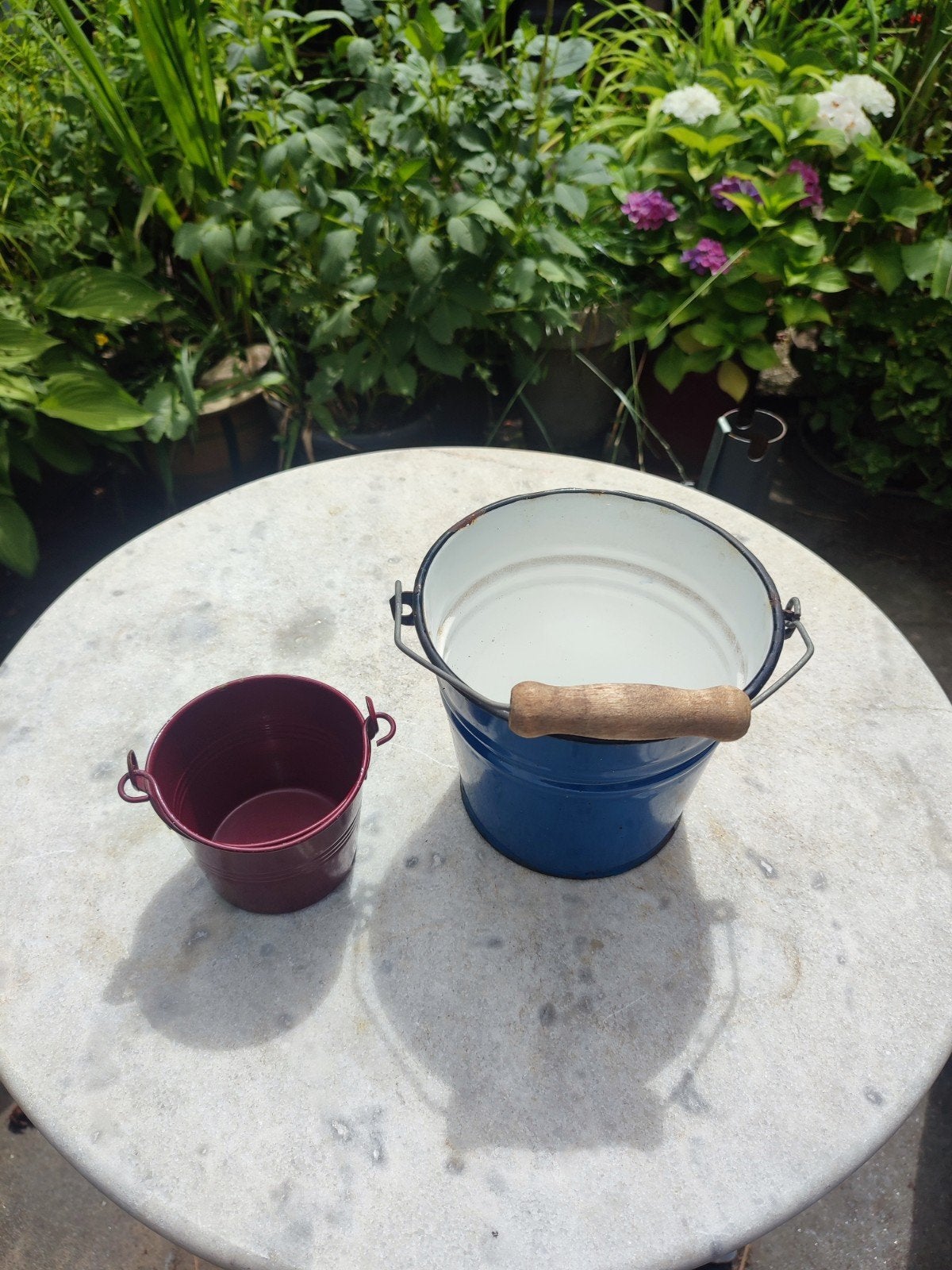 2 oude geemailleerde emmertjes, Tuin en Terras, Bloempotten, Rond, Ophalen of Verzenden, Aardewerk, Minder dan 40 cm