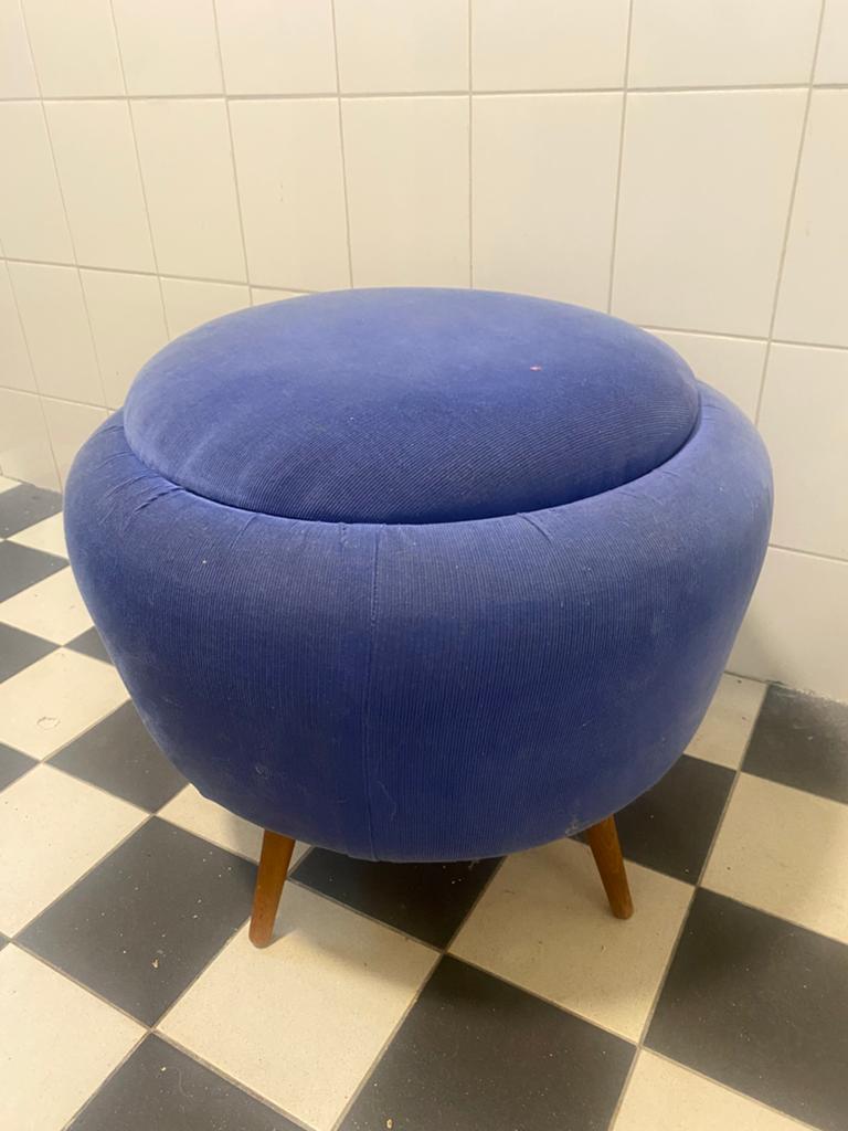 Vintage blauwe poef met houten poten, Gebruikt, Rond, Minder dan 50 cm, Ophalen of Verzenden