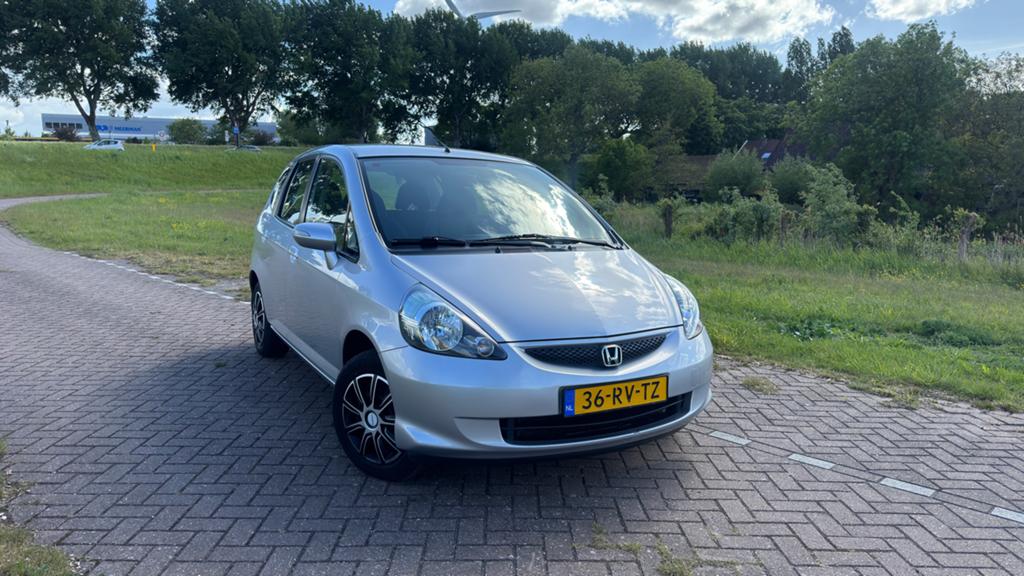 Honda Jazz 1.4 I 2005 Grijs, Airco, Car-play, APK, Voorwielaandrijving, 83 pk, 450 kg, 40 €/maand