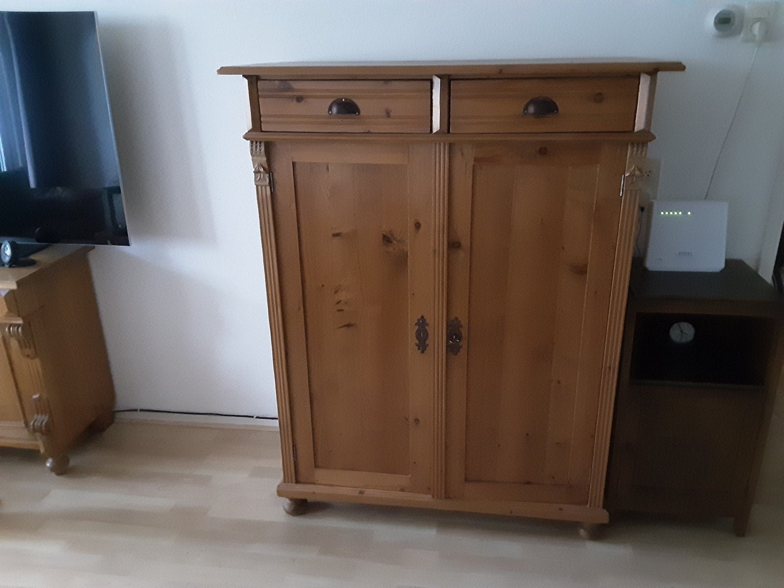 grenen meidenkast  H133  B105 D 49    €35,00, Ophalen