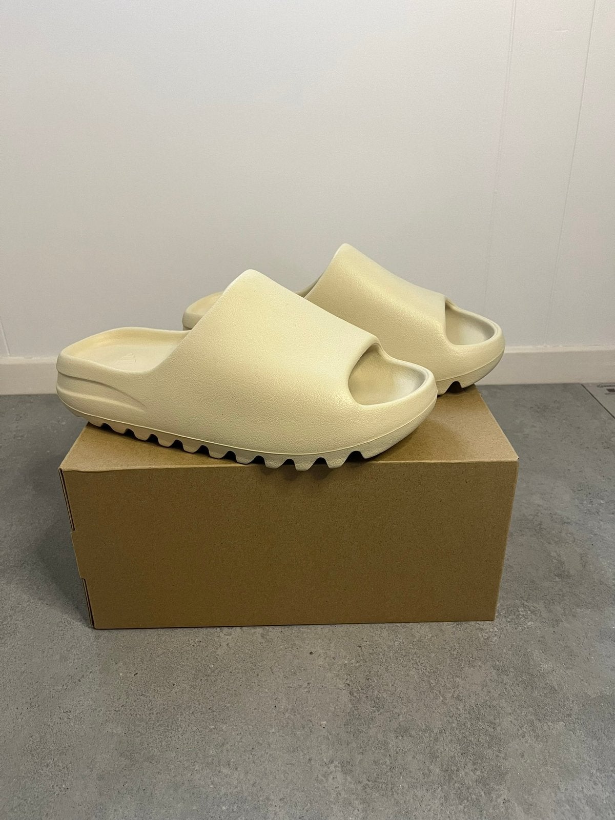 Yeezy Slide Bone maat 43, Slippers, Overige kleuren, Nieuw, Ophalen of Verzenden