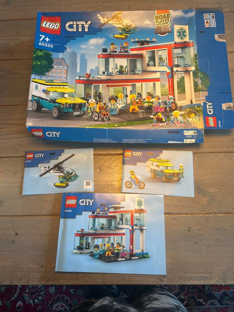 Lego City Ziekenhuis 60330 - Compleet met doos en boekjes, Kinderen en Baby's, Speelgoed | Duplo en Lego, Zo goed als nieuw, Lego