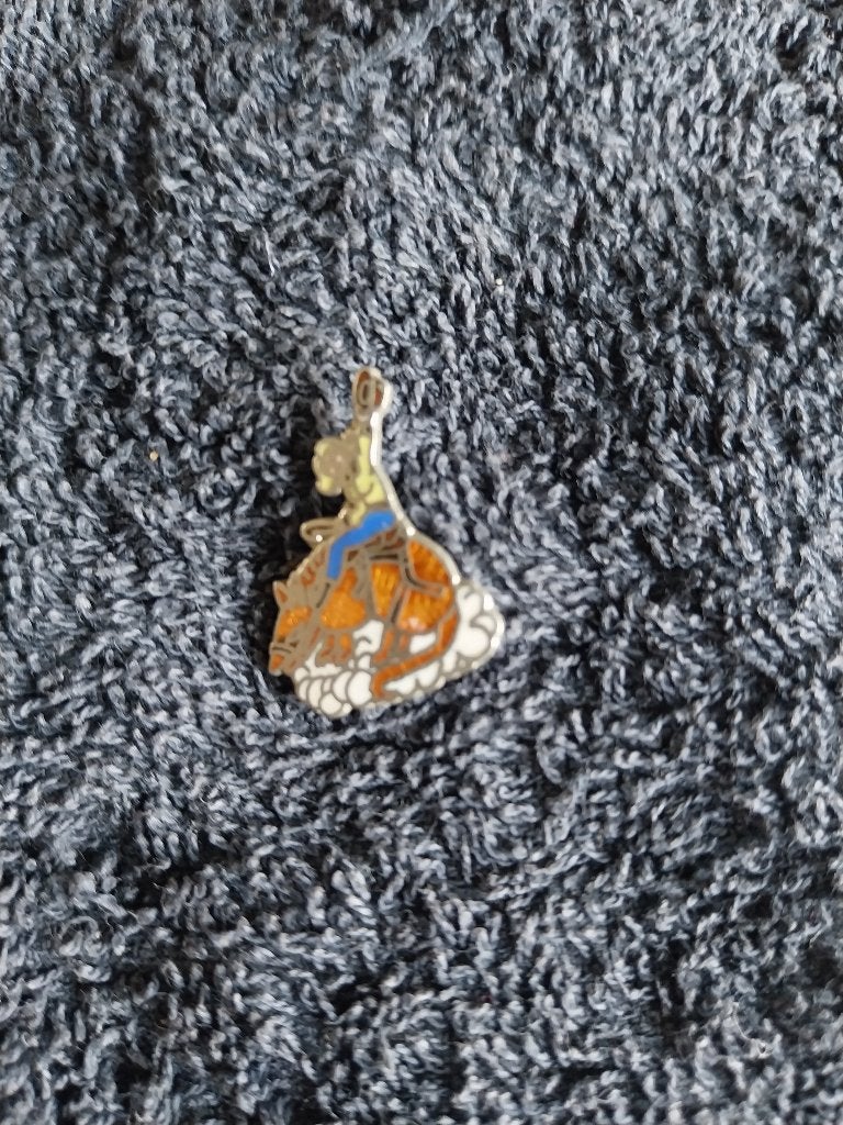 Hoedspeld western pin rodeo cowboy op paard NIEUW, Verzamelen, Speldjes, Pins en Buttons, Ophalen of Verzenden, Nieuw, Figuurtje