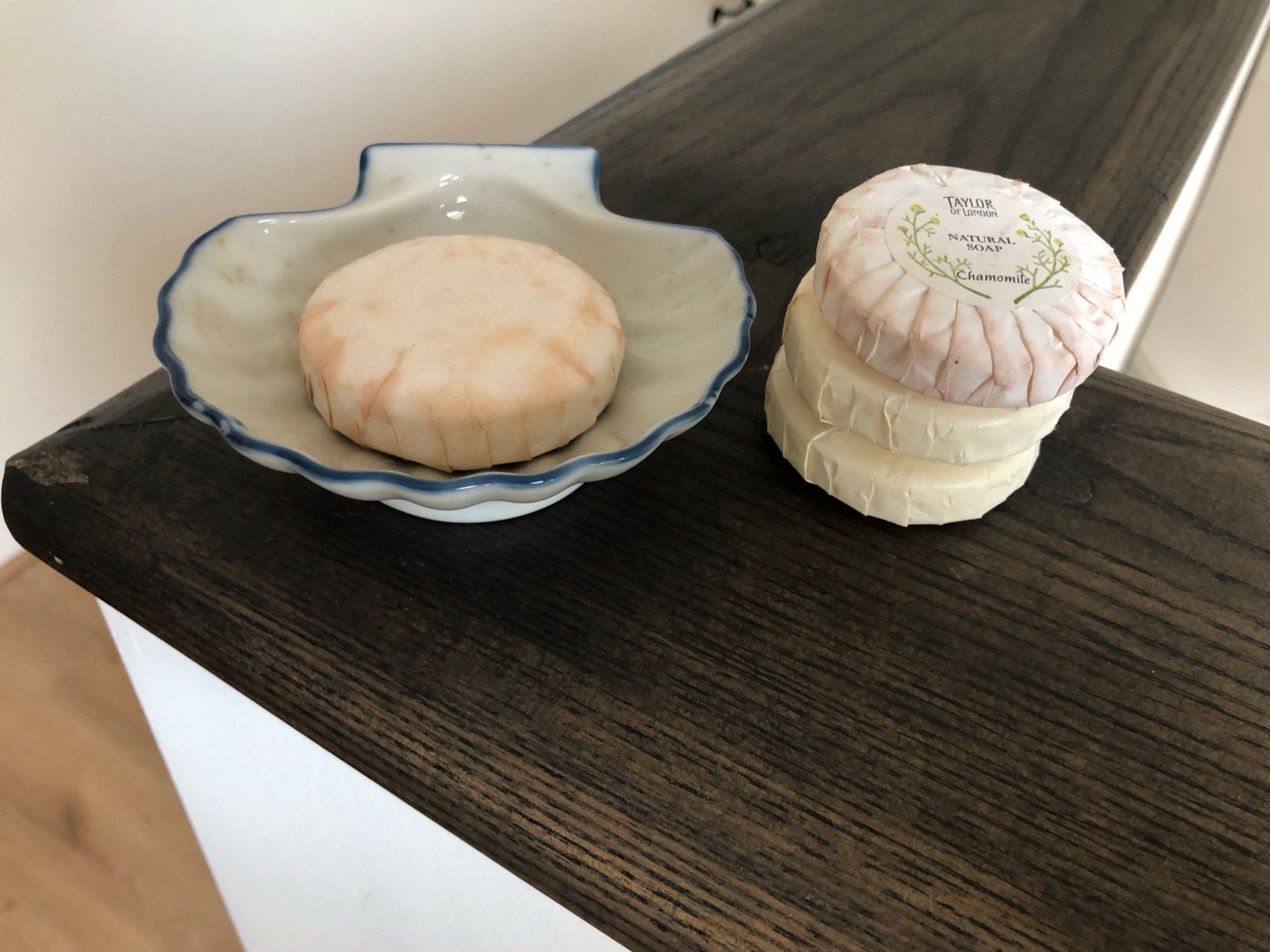 Zeephouder brocante met 4 zeepjes, Ophalen of Verzenden, Zo goed als nieuw, Wit