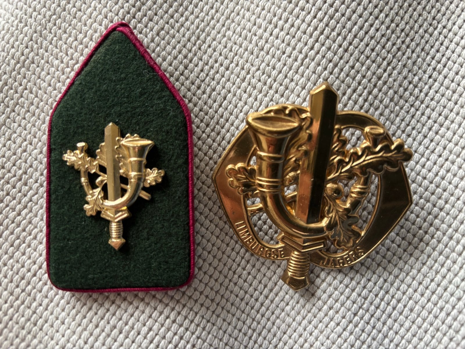 Limburgse Jagers Insignes - Set van 2, Ophalen of Verzenden, Landmacht, Nederland, Embleem of Badge