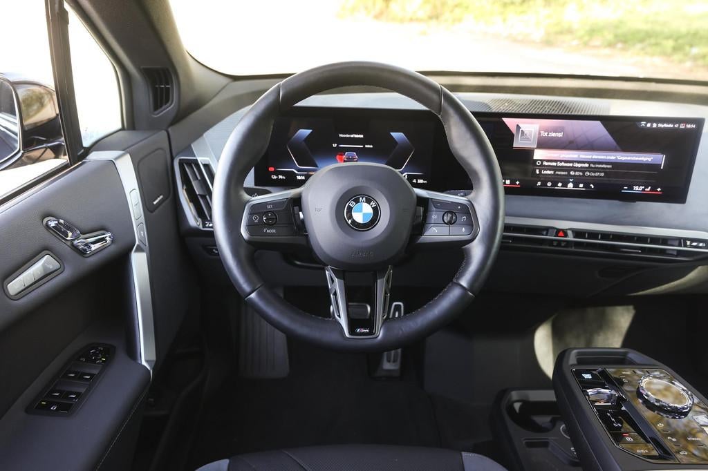BMW iX xDrive60 M Sport / Panaromadak / Comfort Access / Sto, Met garantie (alle), Zwart, Leder, Vierwielaandrijving