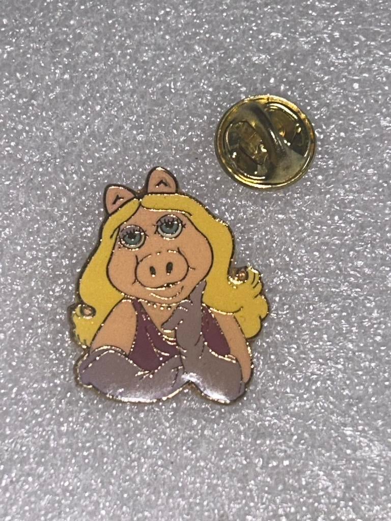 Pin miss piggy, Ophalen of Verzenden, Zo goed als nieuw, Figuurtje, Speldje of Pin