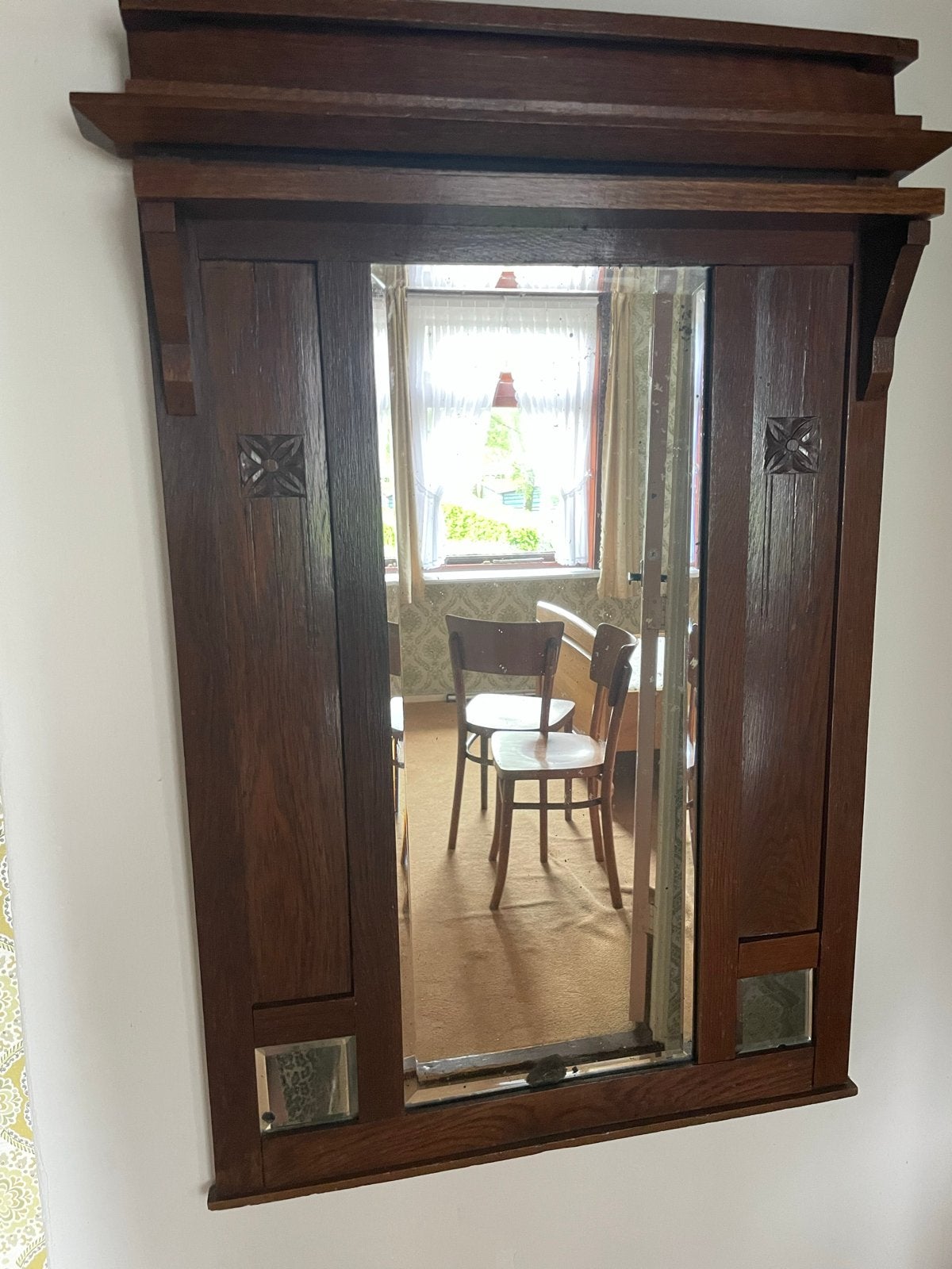 Antieke houten spiegel met sierlijke details, Ophalen, Rechthoekig, 50 tot 100 cm, 100 tot 150 cm