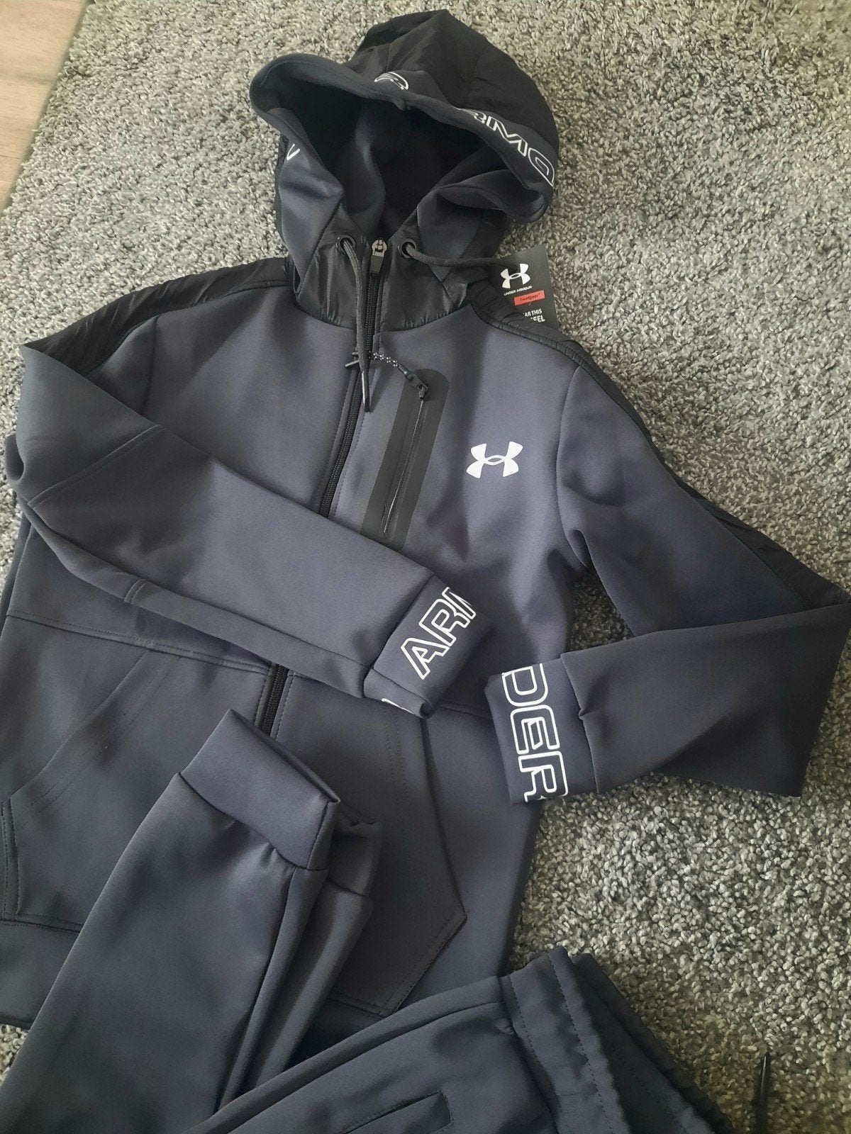 Under Armour trainingspak, Kinderen en Baby's, Kinderkleding | Maat 146, Ophalen of Verzenden, Nieuw, Jongen of Meisje, Sport- of Zwemkleding