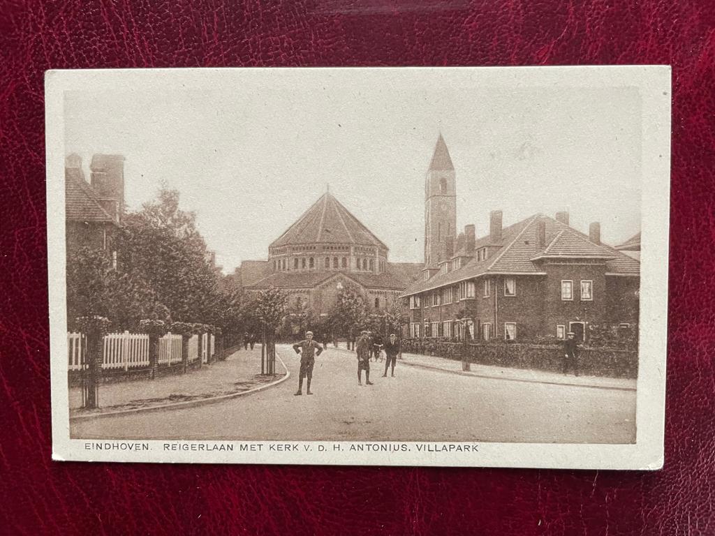 ansichtkaart van Eindhoven , Reigerlaan met Kerk., Verzamelen, Verzenden, 1920 tot 1940, Noord-Brabant