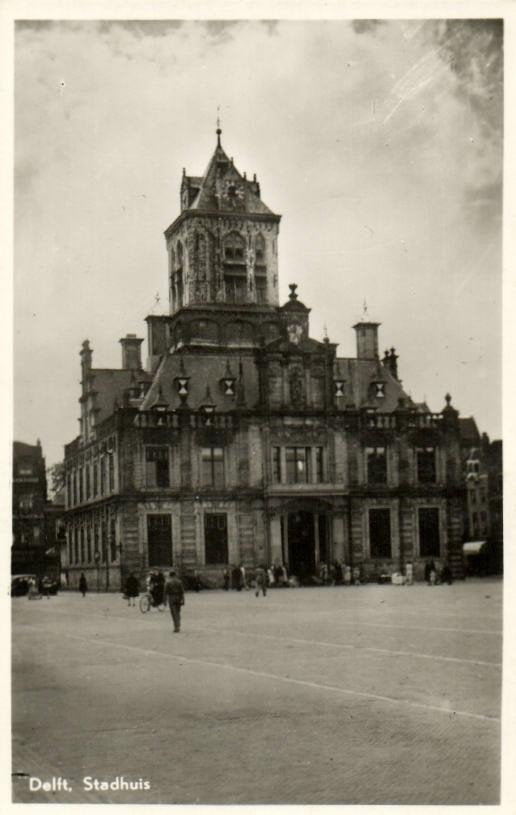Delft, Stadhuis - volk fiets - ongelopen, Ophalen of Verzenden, 1940 tot 1960, Ongelopen, Zuid-Holland