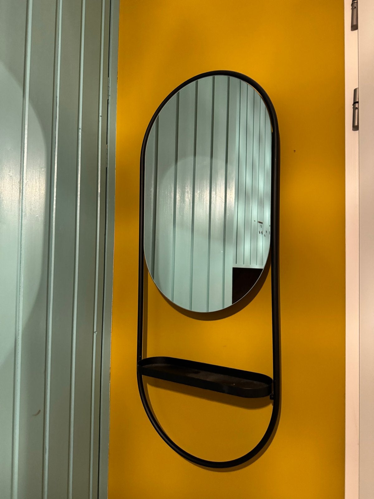 Ovale spiegel met plankje en hangmogelijkheid, Huis en Inrichting, Woonaccessoires | Spiegels, Ophalen, Minder dan 50 cm, Gebruikt