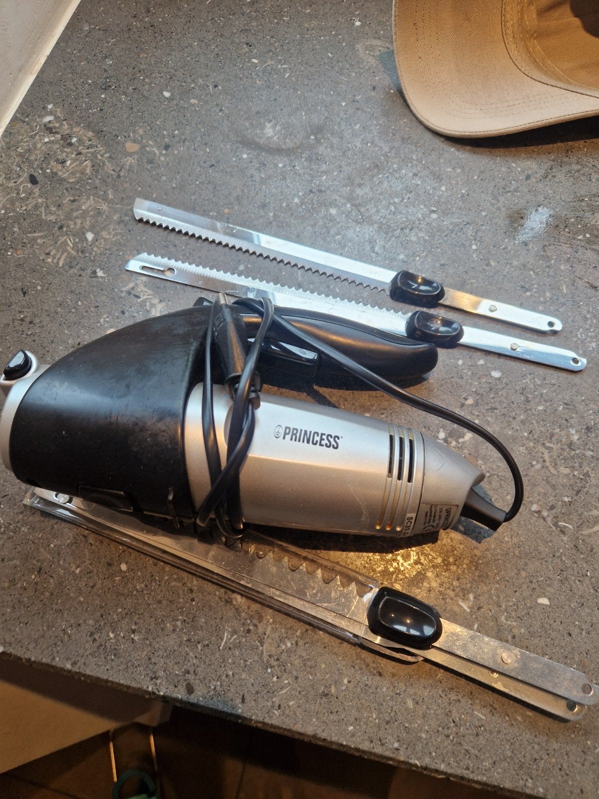 Elektrische broodmes, Ophalen