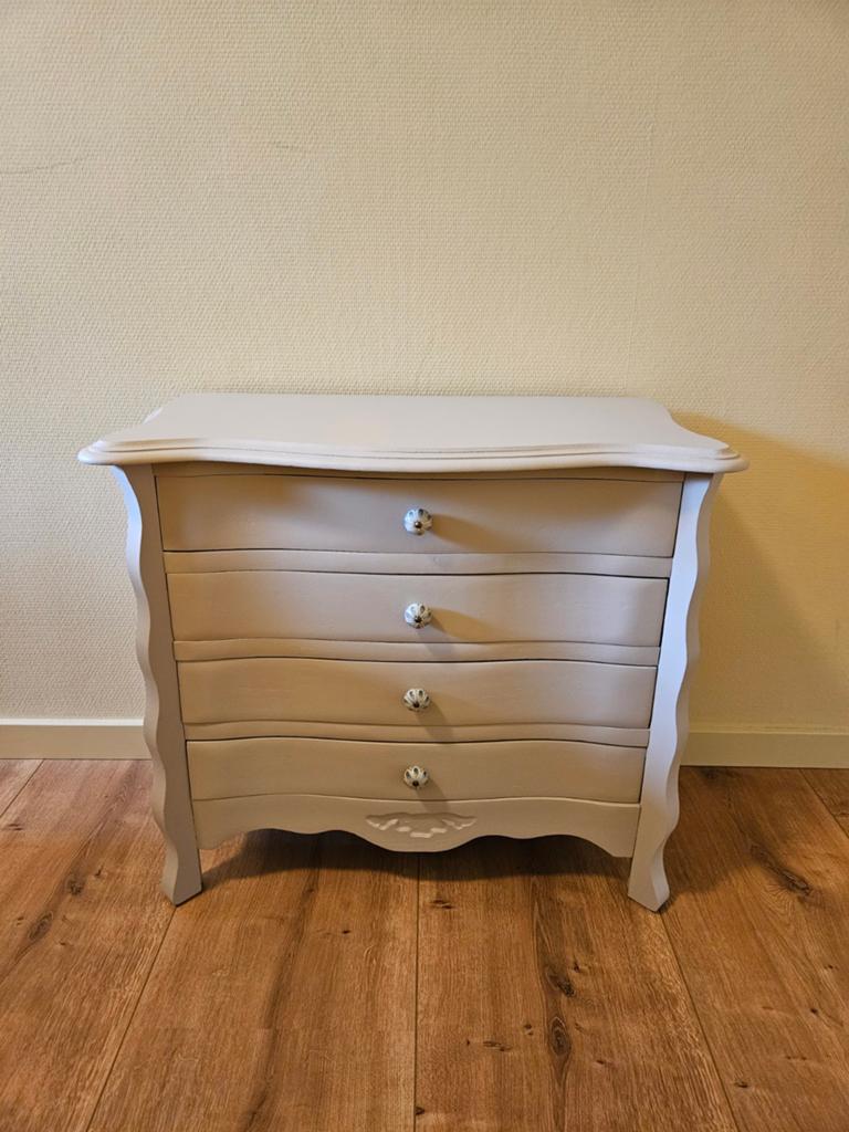 Vintage buikkastje met mooie knoppen, Ophalen, 50 tot 100 cm, Zo goed als nieuw, 3 of 4 laden