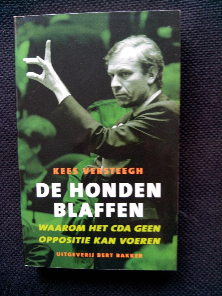 Kees Versteegh - De honden blaffen  (CDA), Gelezen, Kees Versteegh, Ophalen of Verzenden, Politiek en Staatkunde