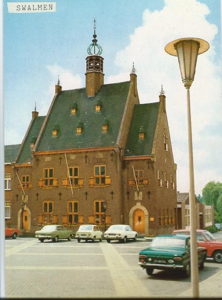 Oude auto's op het marktplein van Swalmen Gemeentehuis, Ophalen of Verzenden, 1960 tot 1980, Ongelopen, Limburg