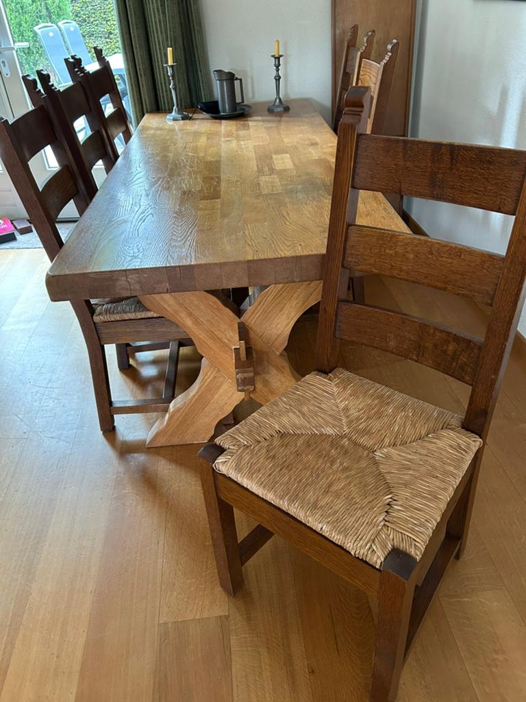Eetkamertafel met stoelen, Ophalen