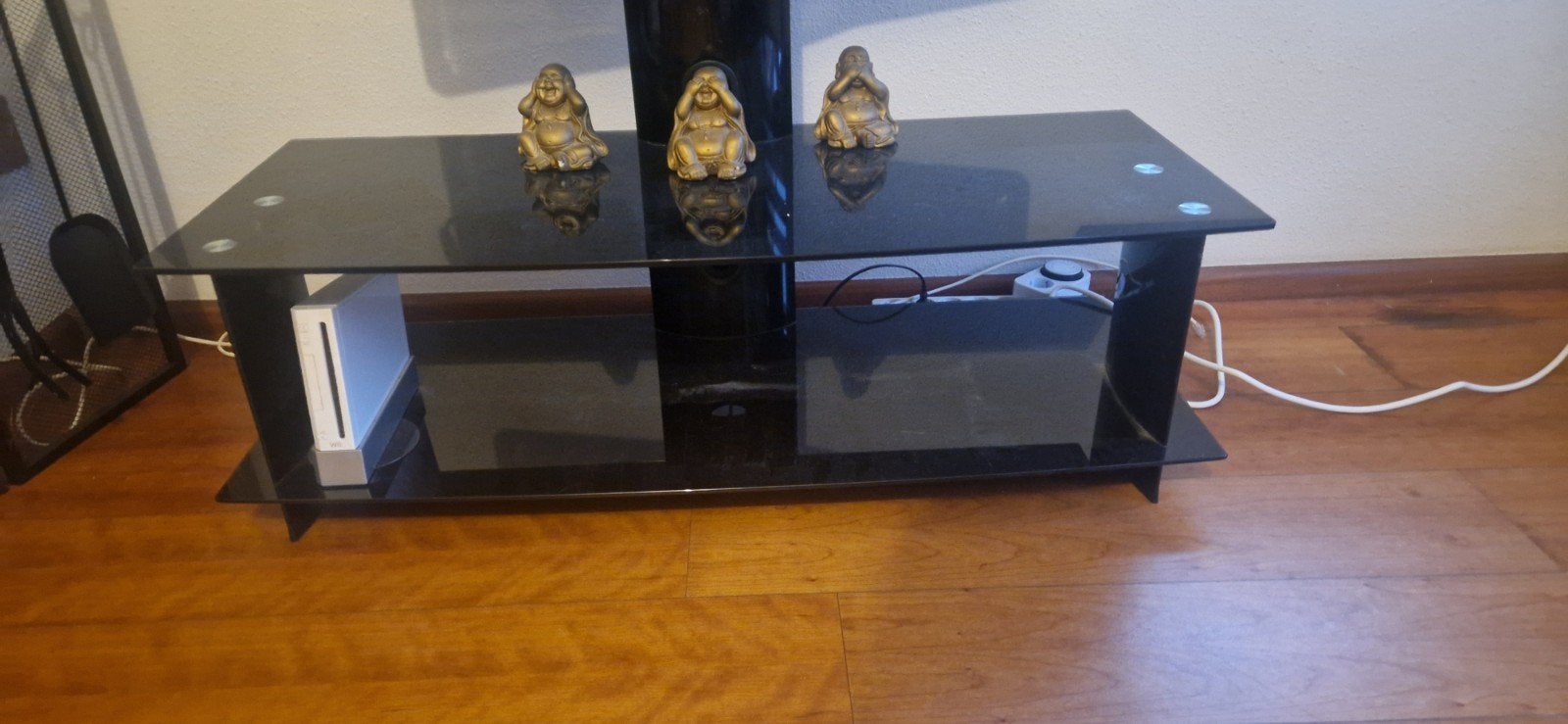 Zwart glazen tv-meubel met plank, Gebruikt, 100 tot 150 cm, Ophalen of Verzenden, Glas