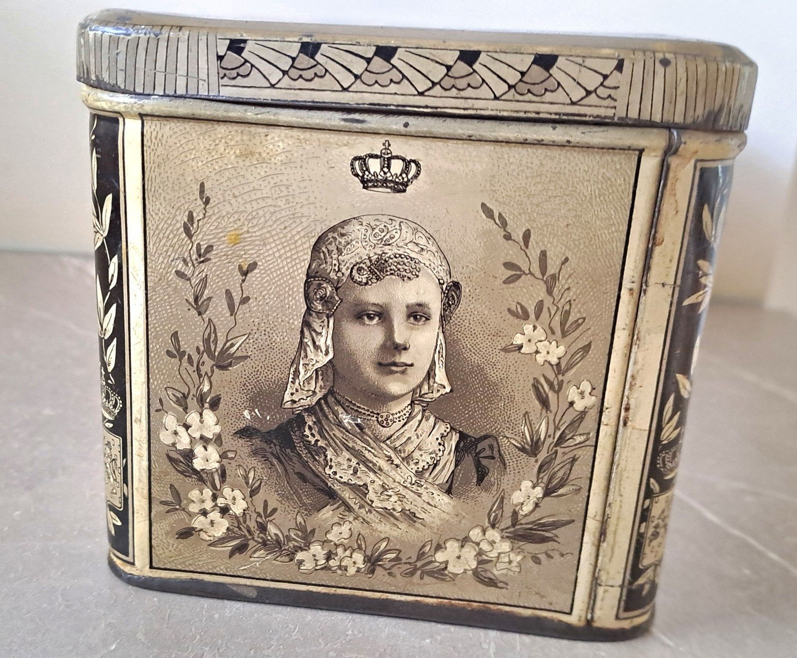Antiek blik met afbeelding Wilhelmina en paleizen 1894, Verzamelen, Ophalen of Verzenden, Gebruikt, Overige