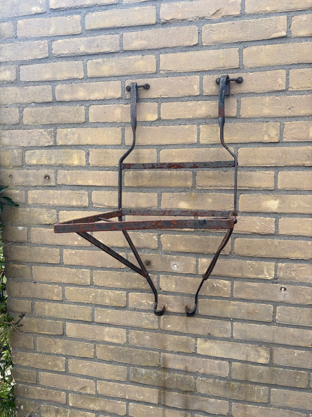 Antiek smeedijzeren wandrek met haken, Ophalen