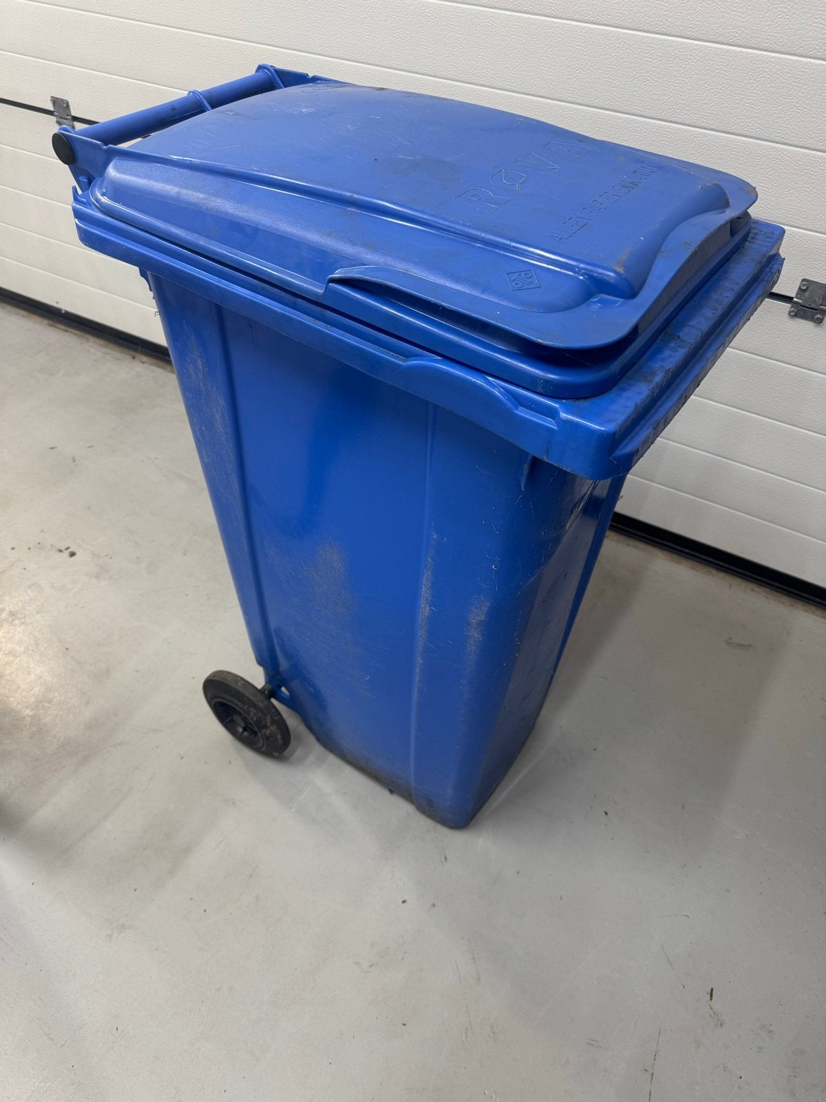 Blauwe afvalcontainer met wielen, Ophalen, Kunststof, Gebruikt, 40 liter of meer