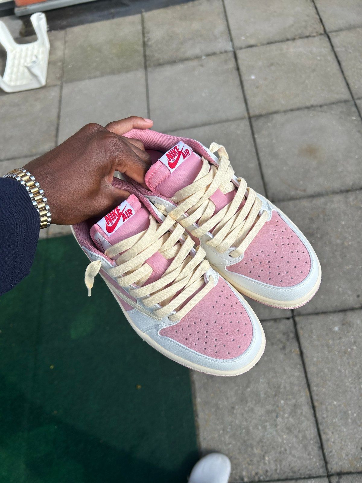 Travis Scott’s shy pink, Kleding | Dames, Schoenen, Nieuw, Ophalen of Verzenden, Sneakers of Gympen, Roze