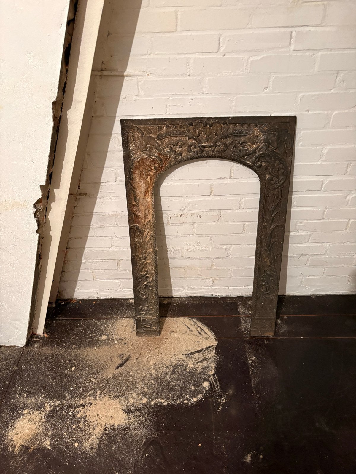 Antieke gietijzeren haardplaat met decoratieve details, Ophalen, Gebruikt, Inbouwhaard, Overige soorten