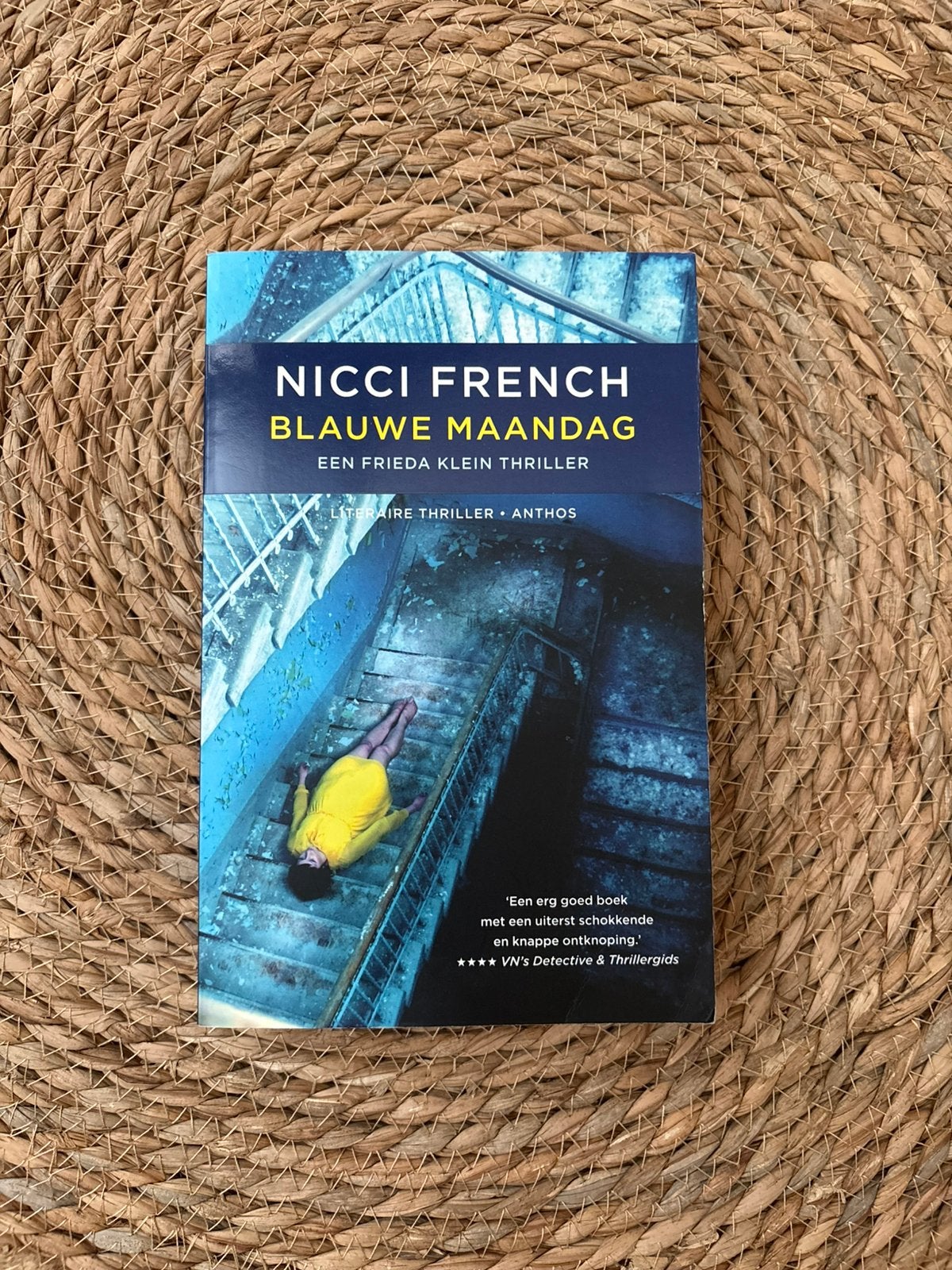 Boek blauwe maandag - Nicci French, Ophalen of Verzenden, Gelezen