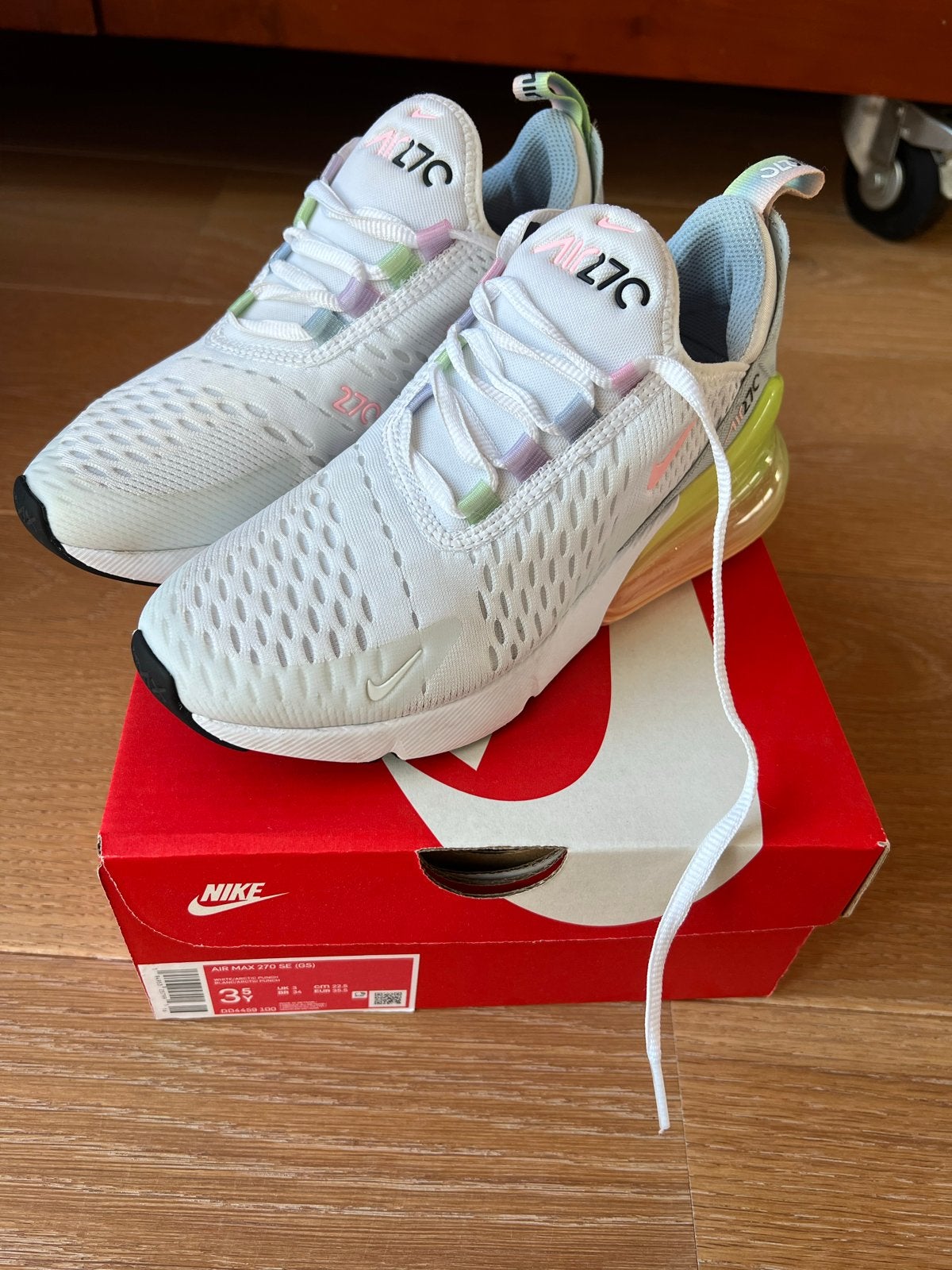 Nike Air Max 270 SE (GS) - Zo goed als nieuw, maat 35,5, Kinderen en Baby's, Kinderkleding | Schoenen en Sokken, Ophalen of Verzenden