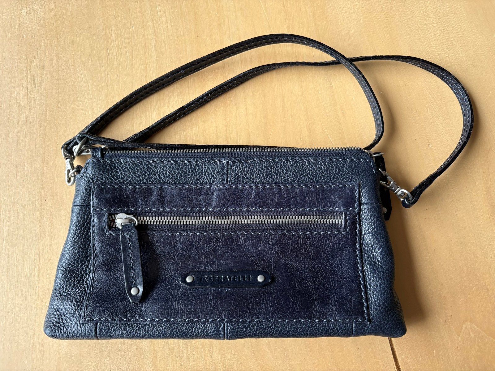 Donkerblauwe leren clutch van Gigi Fratelli, Sieraden, Tassen en Uiterlijk, Ophalen of Verzenden, Zo goed als nieuw, Blauw, Schoudertasje